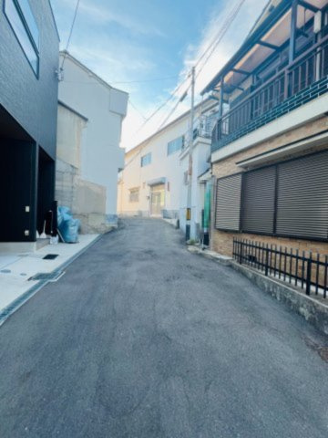 城東区今福南２丁目中古戸建の前面道路含む現地写真|南側道路。落ち着いた雰囲気の住宅街です。