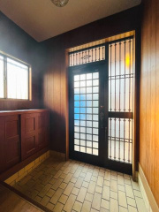 城東区今福南２丁目中古戸建の玄関|毎日通る玄関。自然光がたっぷり差し込む明るい空間です。
