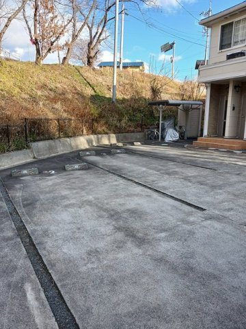 カルムヒルズ平井の駐車場