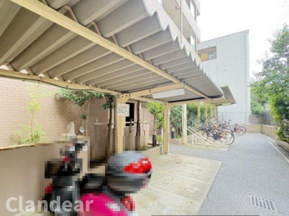 日神パレステージ竹ノ塚第2の駐輪場|ドキドキの新生活も、安心してスタート。ぴったりの住まいを見つけませんか？クランディアが一緒に住まい選びをサポートします‼　まずは、お気軽にお問合せください　＃クランディア