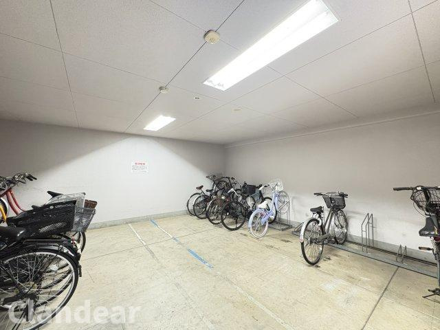 日神パレステージ竹ノ塚第2の駐輪場|ドキドキの新生活も、安心してスタート。ぴったりの住まいを見つけませんか？クランディアが一緒に住まい選びをサポートします‼　まずは、お気軽にお問合せください　＃クランディア
