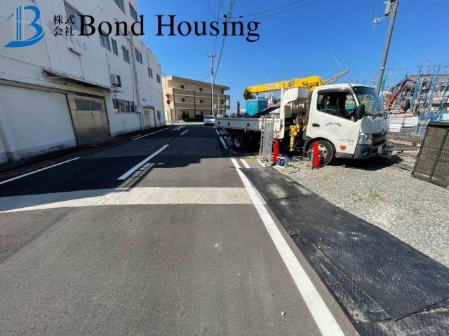大容量WIC完備　松江　新築8区画　3号棟の前面道路含む現地写真