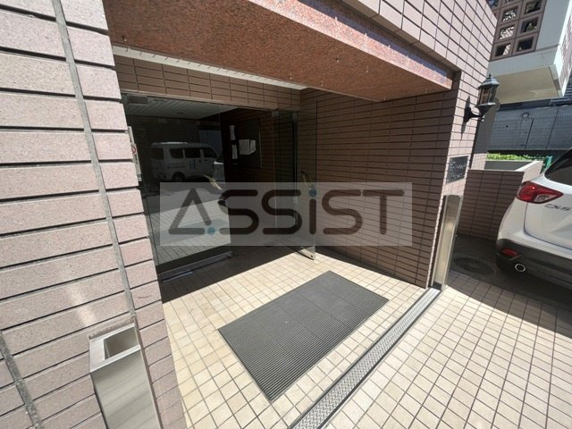 綴マンションのエントランス