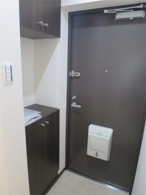 綴マンションの玄関