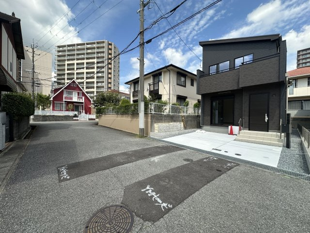 神戸市西区糀台２丁目新築戸建A号棟の前面道路含む現地写真