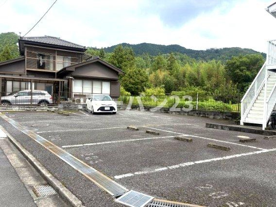 プラムヒルサワダの駐車場
