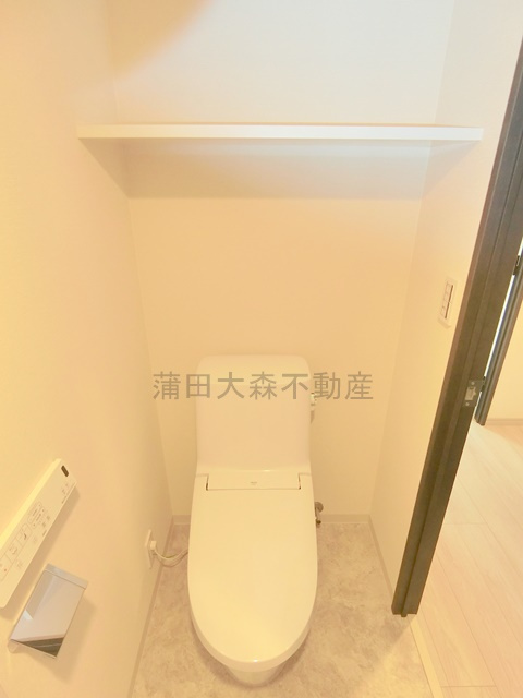 スプレスター大森山王のトイレ|棚と温水洗浄便座付きのトイレ