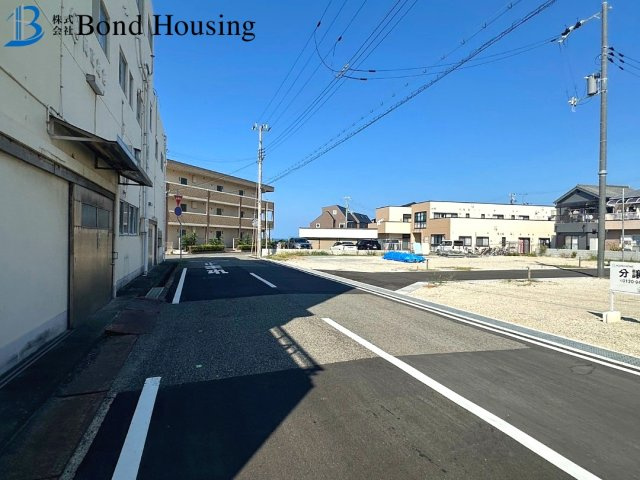 松江海岸まで徒歩1分の立地　松江　新築8区画　6号棟の前面道路含む現地写真