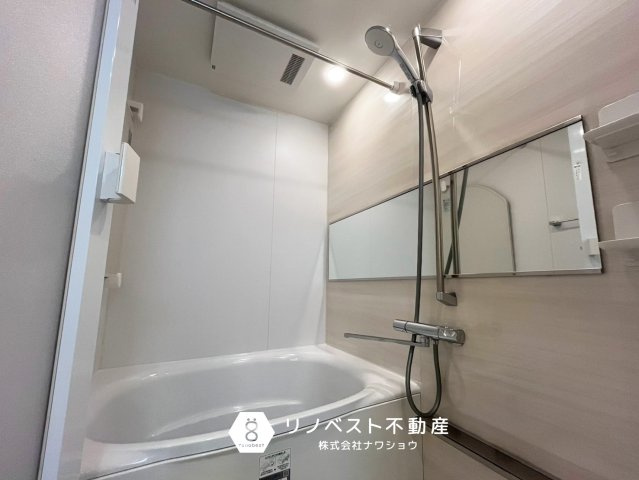 シャルム小阪壱番館の浴室|リフォーム済みの清潔感のある浴室◎
ワイドミラー付き！