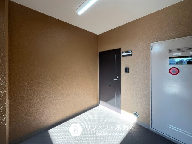 シャルム小阪壱番館の玄関|【リノベスト不動産】弊社は近鉄大阪線・奈良線『布施』駅から徒歩2分の場所にございます♪
