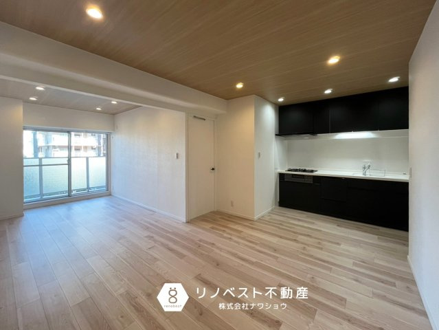 シャルム小阪壱番館の居間・リビング|約15帖のLDK♪
バルコニーに面した開放的な空間◎