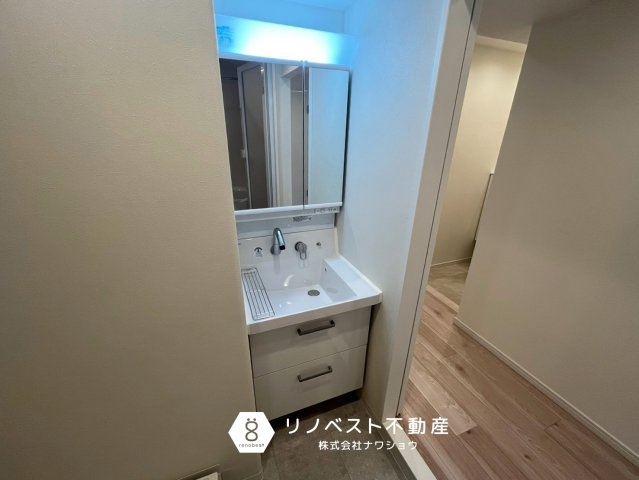 シャルム小阪壱番館の独立洗面台|三面鏡付き独立洗面台完備◎
玄関目の前なので、帰宅後の水回りへの動線がスムーズ♪