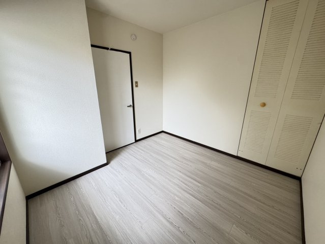 源七ハイツの洋室