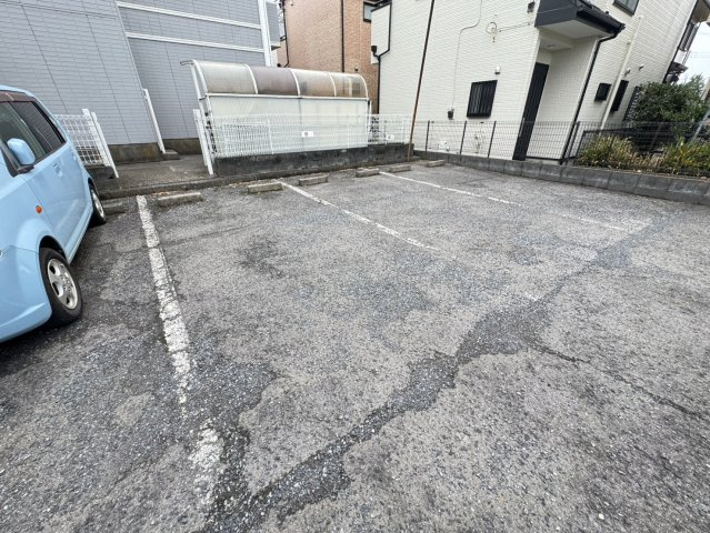 源七ハイツの駐車場
