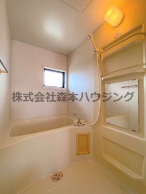 【浴室】 | 　ディアコート堀溝 | ※同タイプ別室の写真を使用しています。
　設備内容や色調など相違がある場合は実際のお部屋の現状優先となります。