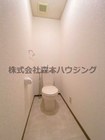 【トイレ】 | 　ディアコート堀溝 | ※同タイプ別室の写真を使用しています。
　設備内容や色調など相違がある場合は実際のお部屋の現状優先となります。