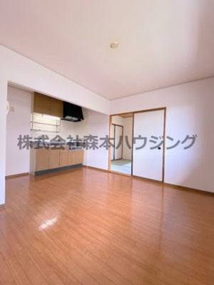 【居間・リビング】 | 　ディアコート堀溝 | ※同タイプ別室の写真を使用しています。
　設備内容や色調など相違がある場合は実際のお部屋の現状優先となります。