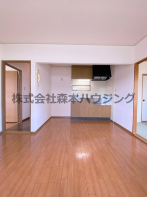 【居間・リビング】 | 　ディアコート堀溝 | ※同タイプ別室の写真を使用しています。
　設備内容や色調など相違がある場合は実際のお部屋の現状優先となります。