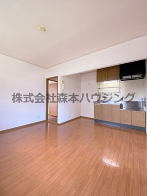 【居間・リビング】 | 　ディアコート堀溝 | ※同タイプ別室の写真を使用しています。
　設備内容や色調など相違がある場合は実際のお部屋の現状優先となります。