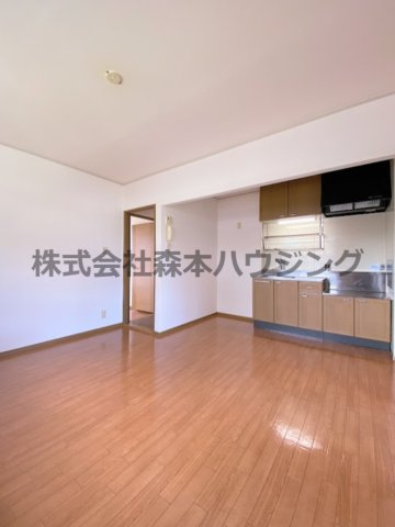 【居間・リビング】 | 　ディアコート堀溝 | ※同タイプ別室の写真を使用しています。
　設備内容や色調など相違がある場合は実際のお部屋の現状優先となります。