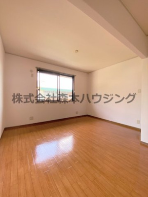 【居間・リビング】 | 　ディアコート堀溝 | ※同タイプ別室の写真を使用しています。
　設備内容や色調など相違がある場合は実際のお部屋の現状優先となります。