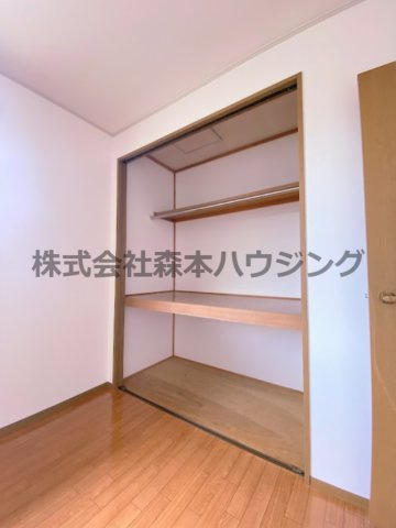 【収納】 | 　ディアコート堀溝 | ※同タイプ別室の写真を使用しています。
　設備内容や色調など相違がある場合は実際のお部屋の現状優先となります。