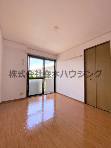 【洋室】 | 　ディアコート堀溝 | ※同タイプ別室の写真を使用しています。
　設備内容や色調など相違がある場合は実際のお部屋の現状優先となります。