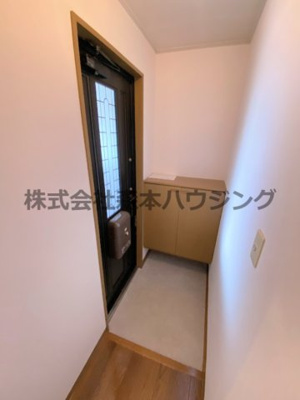 【玄関】 | 　ディアコート堀溝 | ※同タイプ別室の写真を使用しています。
　設備内容や色調など相違がある場合は実際のお部屋の現状優先となります。