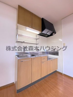 【キッチン】 | 　ディアコート堀溝 | ※同タイプ別室の写真を使用しています。
　設備内容や色調など相違がある場合は実際のお部屋の現状優先となります。