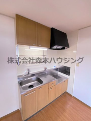 【キッチン】 | 　ディアコート堀溝 | ※同タイプ別室の写真を使用しています。
　設備内容や色調など相違がある場合は実際のお部屋の現状優先となります。
