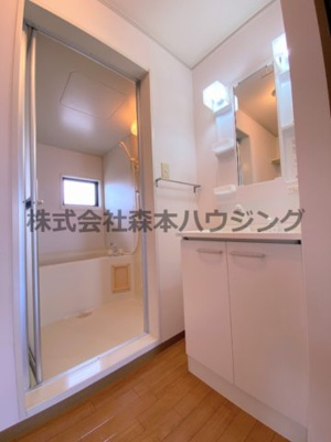 【洗面所】 | 　ディアコート堀溝 | ※同タイプ別室の写真を使用しています。
　設備内容や色調など相違がある場合は実際のお部屋の現状優先となります。