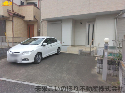 【駐車場】 | 加須市久下５丁目中古戸建て | 駐車スペースはゆとりのある2台分確保されています。
車の運転が不安な方もゆっくり入出庫できるので安心です。