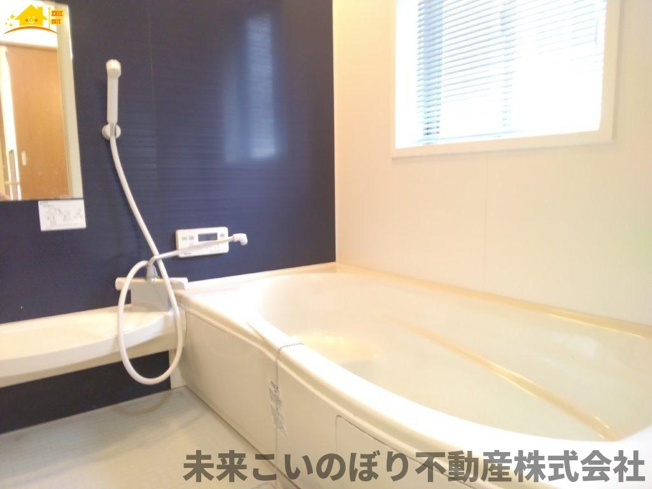 【浴室】 | 加須市久下５丁目中古戸建て | １坪サイズのバスルーム。浴室換気乾燥機を標準装備。乾きやすい床やお手入れのしやすい排水口など、いつも清潔にご使用いただけます。