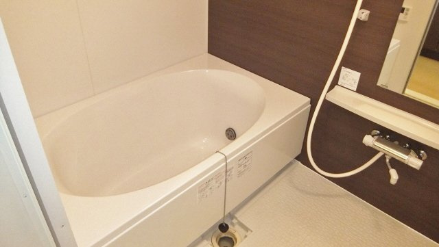 Ｌｏ・ｈｏｕｓｅ Ｓｔｙｌｅ（ロ・ハウススタイル）の浴室|ツートン調のオシャレなバスルーム