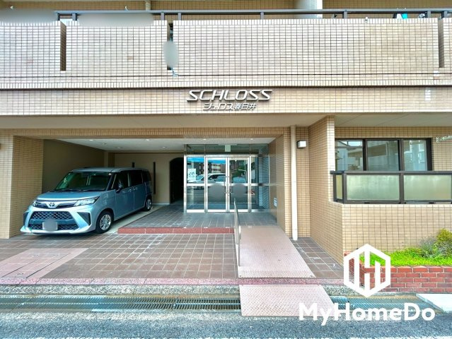 シュロス春日井のエントランス|別の角度からの外観。手入れが行き届いており、安心感のある佇まいです。