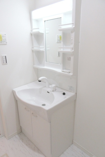 プレシャスハートランド東小岩の洗面所|身支度のしやすい独立洗面台です♪