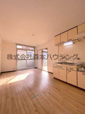 【居間・リビング】 | 　ハイメゾン中西　B棟 | ※反転タイプ別室の写真となります。
　設備内容や色調など相違がある場合は実際のお部屋の現状優先となります。