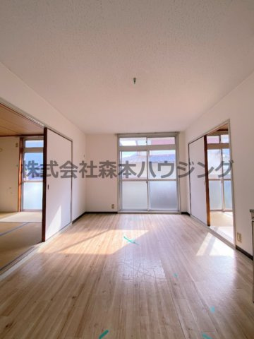 【居間・リビング】 | 　ハイメゾン中西　B棟 | ※反転タイプ別室の写真となります。
　設備内容や色調など相違がある場合は実際のお部屋の現状優先となります。
