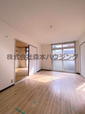 【居間・リビング】 | 　ハイメゾン中西　B棟 | ※反転タイプ別室の写真となります。
　設備内容や色調など相違がある場合は実際のお部屋の現状優先となります。
