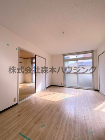【居間・リビング】 | 　ハイメゾン中西　B棟 | ※反転タイプ別室の写真となります。
　設備内容や色調など相違がある場合は実際のお部屋の現状優先となります。