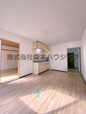【居間・リビング】 | 　ハイメゾン中西　B棟 | ※反転タイプ別室の写真となります。
　設備内容や色調など相違がある場合は実際のお部屋の現状優先となります。