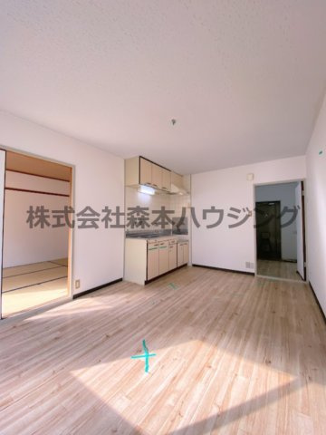 【居間・リビング】 | 　ハイメゾン中西　B棟 | ※反転タイプ別室の写真となります。
　設備内容や色調など相違がある場合は実際のお部屋の現状優先となります。