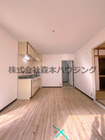 【居間・リビング】 | 　ハイメゾン中西　B棟 | ※反転タイプ別室の写真となります。
　設備内容や色調など相違がある場合は実際のお部屋の現状優先となります。