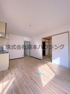 【居間・リビング】 | 　ハイメゾン中西　B棟 | ※反転タイプ別室の写真となります。
　設備内容や色調など相違がある場合は実際のお部屋の現状優先となります。