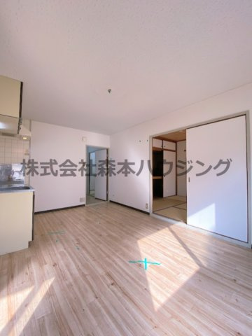 【居間・リビング】 | 　ハイメゾン中西　B棟 | ※反転タイプ別室の写真となります。
　設備内容や色調など相違がある場合は実際のお部屋の現状優先となります。