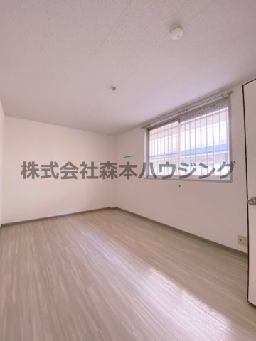 【洋室】 | 　ハイメゾン中西　B棟 | ※反転タイプ別室の写真となります。
　設備内容や色調など相違がある場合は実際のお部屋の現状優先となります。