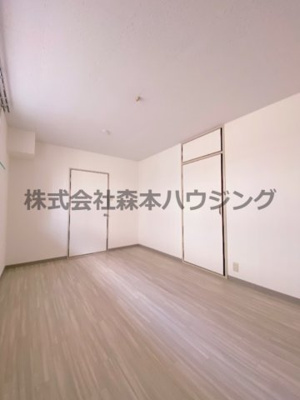 【洋室】 | 　ハイメゾン中西　B棟 | ※反転タイプ別室の写真となります。
　設備内容や色調など相違がある場合は実際のお部屋の現状優先となります。