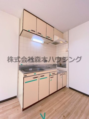 【キッチン】 | 　ハイメゾン中西　B棟 | ※反転タイプ別室の写真となります。
　設備内容や色調など相違がある場合は実際のお部屋の現状優先となります。