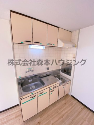 【キッチン】 | 　ハイメゾン中西　B棟 | ※反転タイプ別室の写真となります。
　設備内容や色調など相違がある場合は実際のお部屋の現状優先となります。