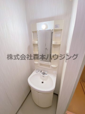 【洗面所】 | 　ハイメゾン中西　B棟 | ※反転タイプ別室の写真となります。
　設備内容や色調など相違がある場合は実際のお部屋の現状優先となります。